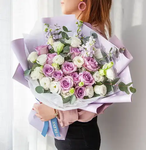 韩式系列着迷韩式花束系列紫霞仙子紫玫瑰11枝3头或以上白色洋桔梗10枝尤加利5枝浅紫色紫罗兰3枝紫罗兰花期为124月,其他月份用浅紫色金鱼草浅紫色桔梗