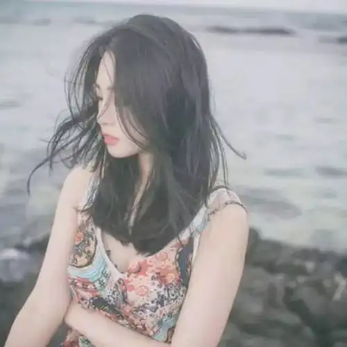 侧脸女生头像,目光所及全都是你