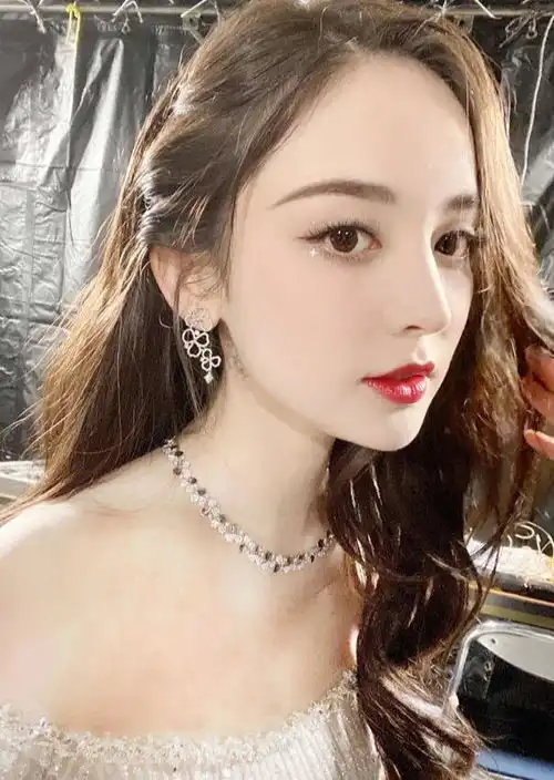 古力娜扎的穿搭引领潮流,风格不同也能穿出高级感,这才叫时尚