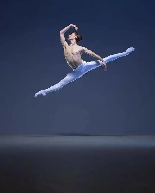 大家想看练功的男舞者,今天安排