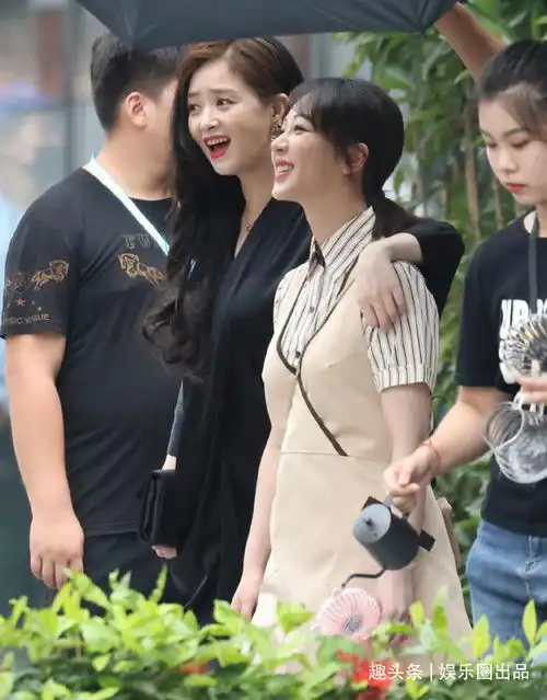 杨紫录节目被路透,谁留意到她手中的电风扇,少女心藏不住啊