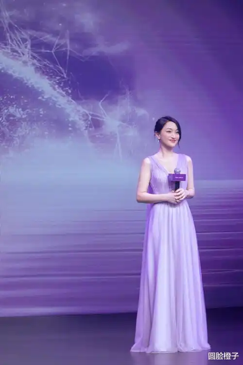 周迅穿礼服太美了一身紫色薄纱裙亮相,一头盘发温婉迷人