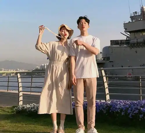夏末初秋,长袖情侣装可以拿出来晒晒太阳了,顺便撒一把狗粮