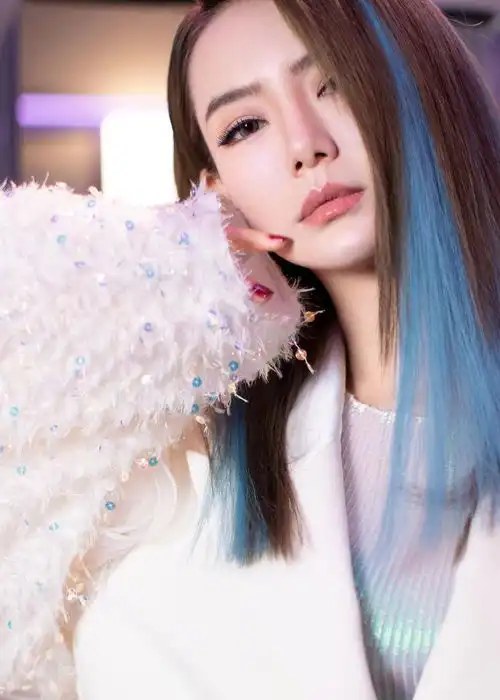 戚薇冰水蓝挑染发色飒爽又温柔