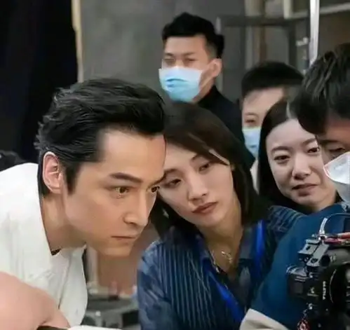 胡歌官宣当爸后,与妻子高清同框照首曝光,黄曦宁倚着胡歌好甜蜜