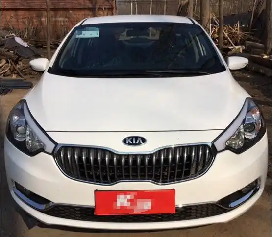 起亚k3的内饰风格依旧是冲着年轻人去的,整个内饰以黑色为主