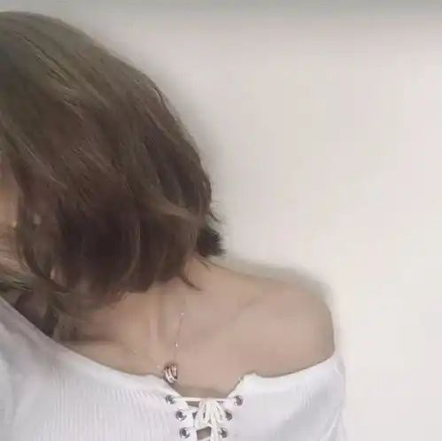 发型第一次染头发,染什么颜色才不会显得奇怪