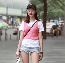 街拍身穿粉色系旗袍的小姐姐,展现了一种古典风格的可爱