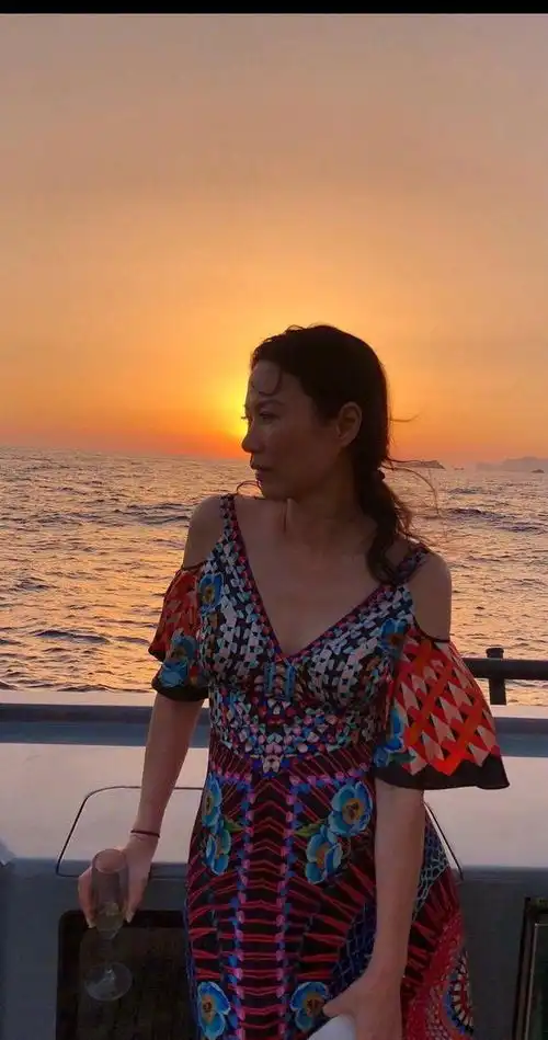 51岁邓文迪太自信,绿色真丝短裙全是洞还敢穿,效果却意外时髦