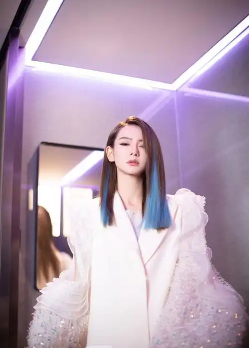 戚薇冰水蓝挑染发色飒爽又温柔