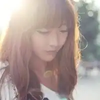 谁能介绍几张女生悲伤头像,静态的,好看点的,外带几个悲伤的女生网名