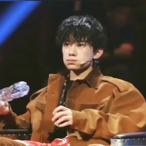 易烊千玺大佬你是这样的嘛喝完水就来葛优躺