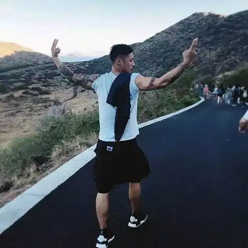 他是低调认真做事的六叔