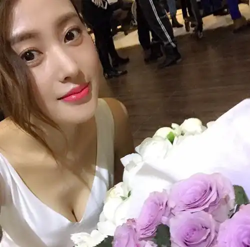 张天爱性感身材只靠p图当年抹胸装曝光,粉丝看了想舔屏