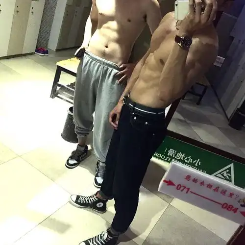 男黑色系有腹肌头像做饭