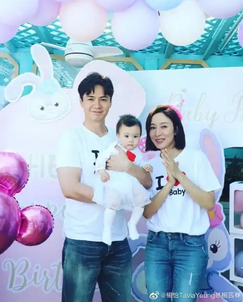 罗仲谦晒宝宝小脚丫官宣二胎得子,与杨怡一起看儿子,眼神超宠溺