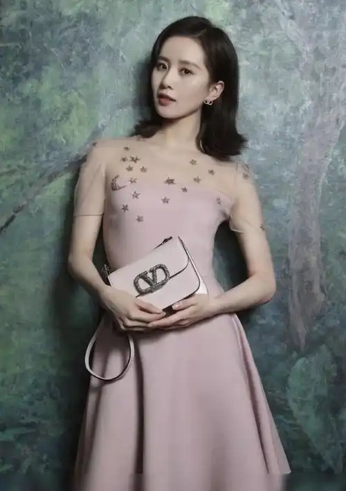 刘诗诗穿薄纱星空裙拍摄新年限定,更显气质温柔清新