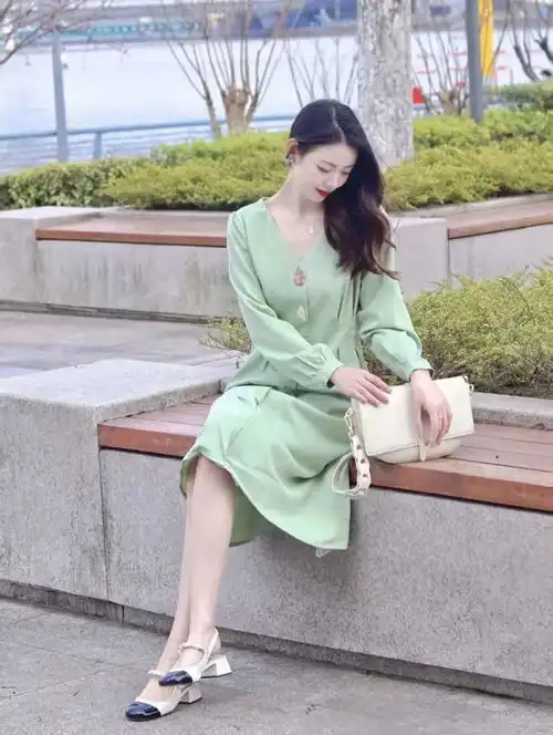 春天女人穿什么颜色连衣裙好看