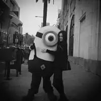 看起来很温暖的样子,黑白女生头像,我喜欢挤眼的这张