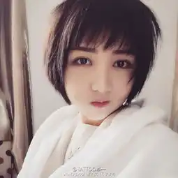 高颜值美女纹身师走红撞脸多位明星