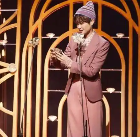 杨超越大奖领到手软,李宇春拿下全能艺人,杨紫终获人气女演员