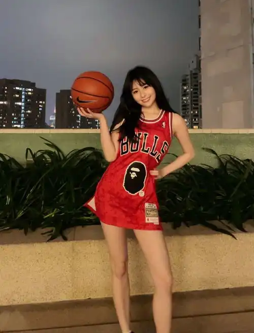 被邱淑贞女儿惊艳到了,穿短款旗袍躺沙发拍写真,21岁身材真有料