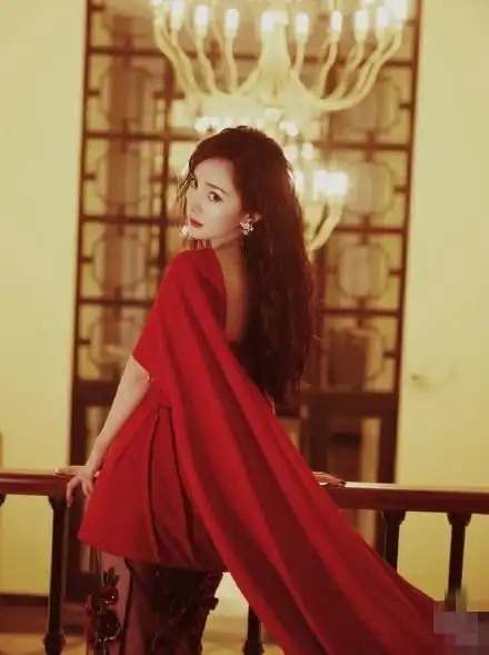 杨幂红毯走秀蝴蝶结好大年度最美丽女人