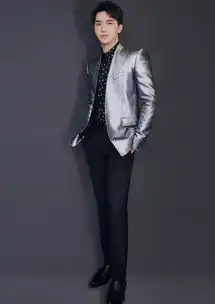 许魏洲这腿也太优越了,穿黑色西服套装帅气十足,大长腿超吸睛