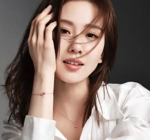 刘诗诗晒时尚大片,一脸温柔散发母性光辉,却被指产后发际线后移