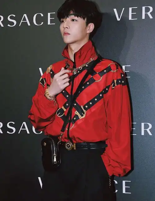 陈立农亮色系穿搭,和杨幂孙怡同台,气场超强