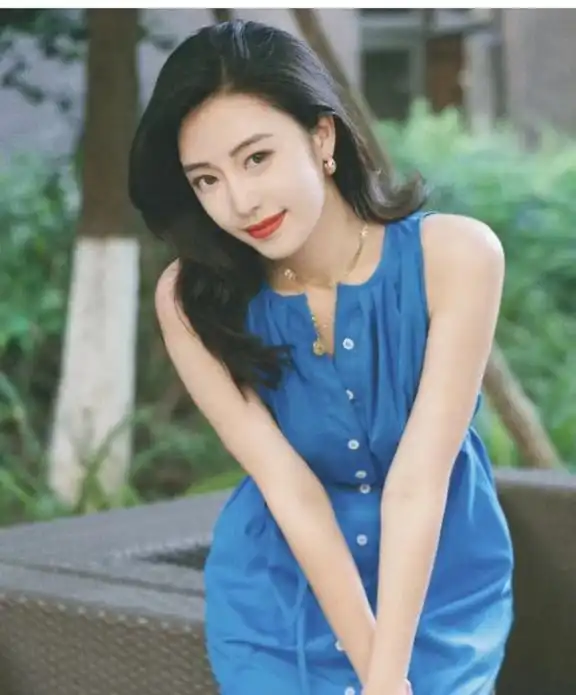 中年女性如何穿亮色连衣裙好看