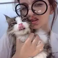 带猫的好看头像欧美欧美人士抱猫的头像