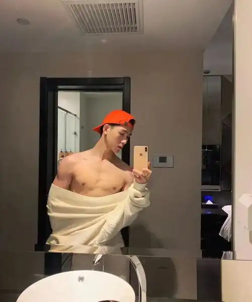 又狼又奶的治愈系小帅哥,笑容很甜