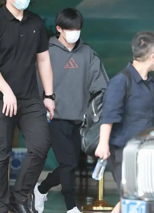 空姐妖妖分享易烊千玺穿搭百变时髦,洋溢着青春的潮流气息