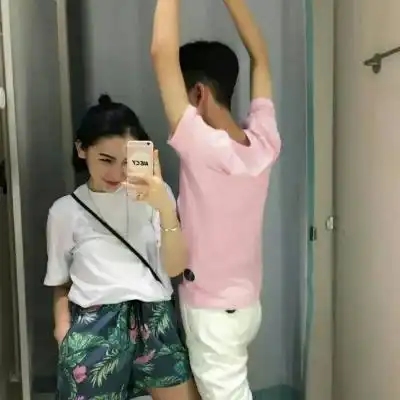 亲密温暖幸福的情侣头像合照真人不要问别人好不好看