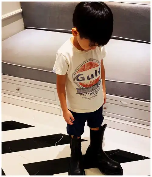 林志颖双胞胎儿子一个穿妈咪的长筒马靴,另一个戴妈咪的太阳帽