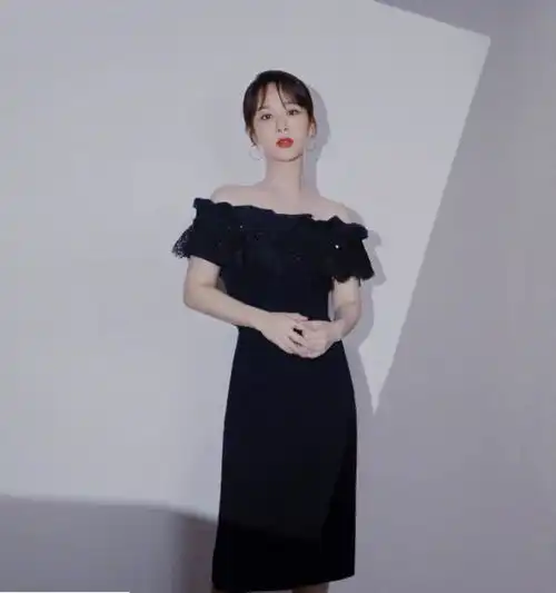 杨紫愈发美艳动人一袭渐变星空礼裙仙气十足,好身材甚是吸睛