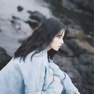 白玫瑰大风把烈酒吹醒方知爱过全是梦