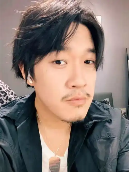 老戏骨张丰毅娶小12岁娇妻不生孩子,却对亲生儿子冷嘲热讽