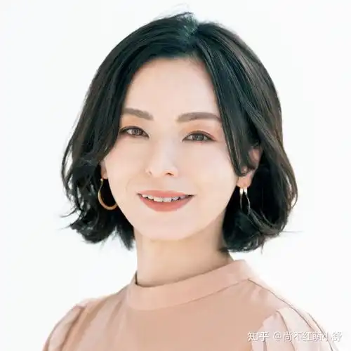 40岁女人发型太短,难驾驭试试这几种妈妈卷,减龄又洋气