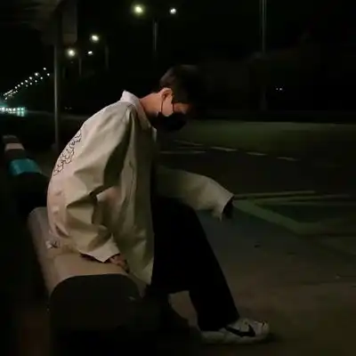 变态冷血的男生头像