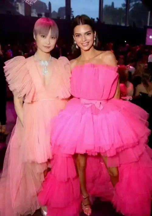 李宇春肯豆同穿粉色纱裙同框,身高优越的两人竟都被拍成一米五
