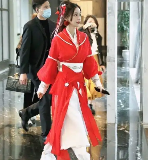 奔跑吧无锡路透曝光,全员古装造型好养眼,我却被蔡徐坤帅到了