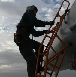 歼10大漠中投放激光制导炸弹