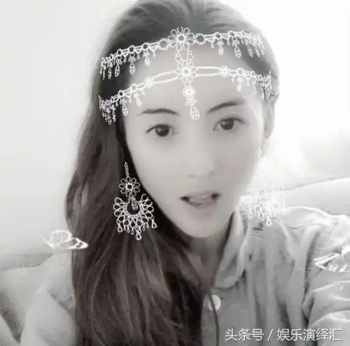 张柏芝花钱请人发表戴皇冠微笑图片进行炒作