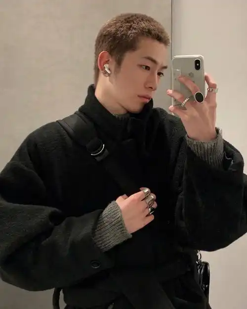 安静而有力,会穿黑色系的男人,才是真正的有品位的