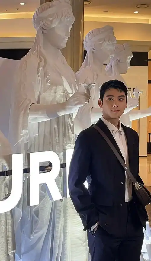 24岁车银优生日图片变油腻,网友面条馒头是所有韩国明星的归宿