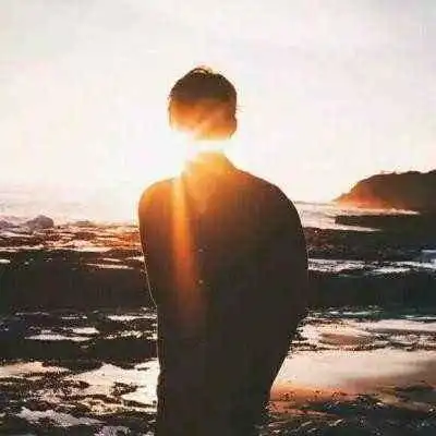 丧系头像男生背影忧郁