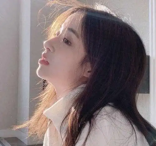 甜宠厉霆骁挽着18岁的小媳妇,边走边说道都哄你18年了