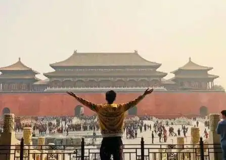 男子故宫拍照走红,衣服很霸气,网友大哥你是要去登基吗